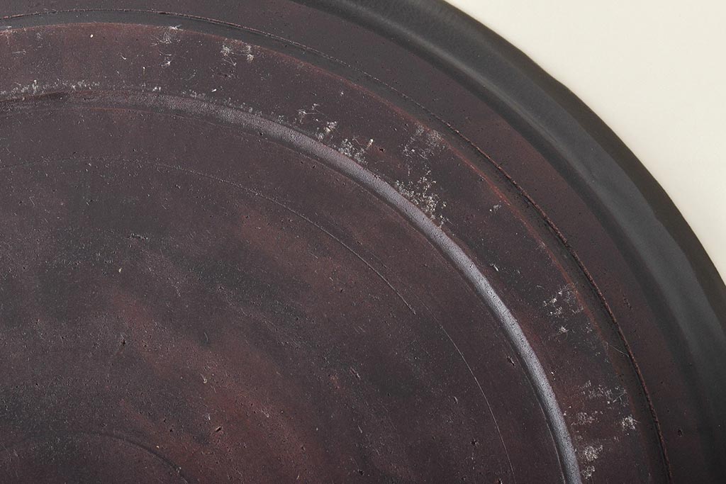 吉川水城作　黒釉釉薔薇文盤　共箱(大皿)(R-046489)